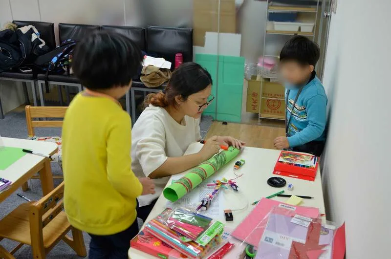 Junior Tech 1: introductory coding class for age 5-7, including Beebot, Scratch Jr., and Little Bits 給5-7歲幼童兒童的入門程式設計課程 
